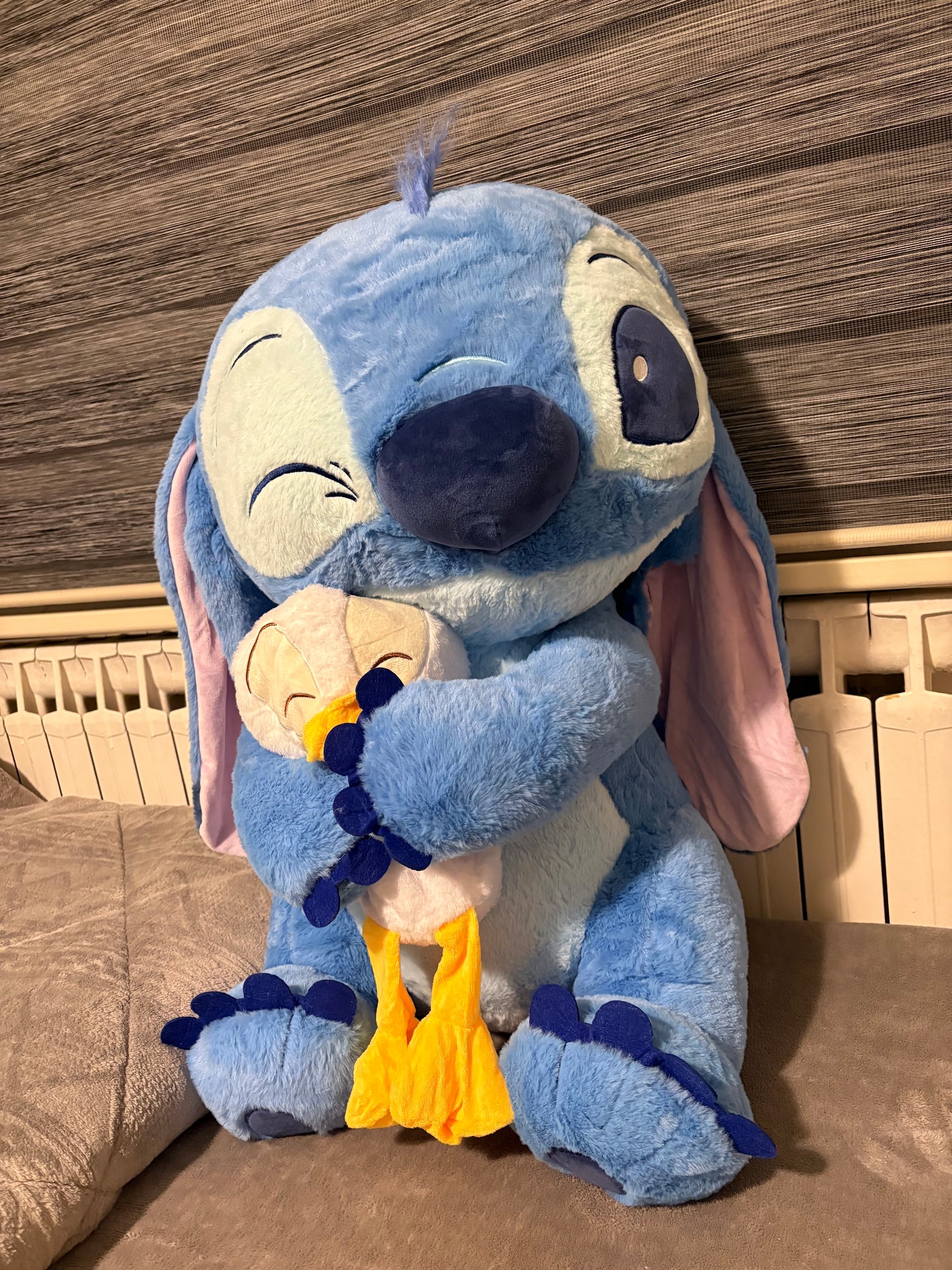 Stitch holding a duck plush toy (70 cm )