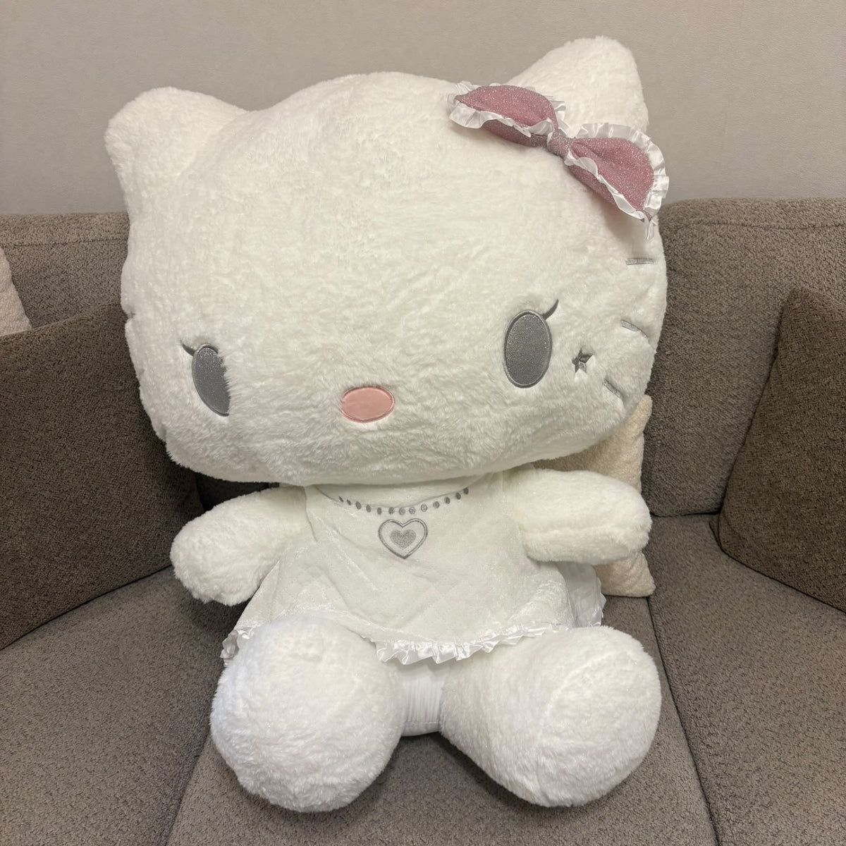 HUGE Hello Kitty Plush Doll 90 cm – Giant White Dress Stuffed Animal & Bedroom Decor