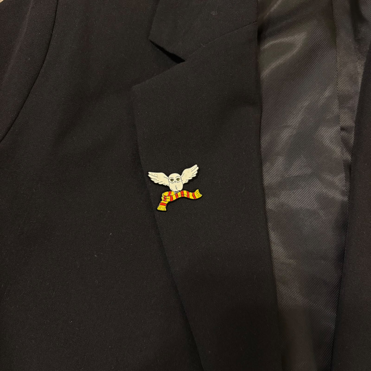 Harry Potter Hedwig Owl Enamel Pin – White Snowy Owl & Gryffindor Scarf Lapel Badge
