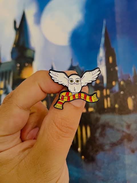 Harry Potter Hedwig Owl Enamel Pin – White Snowy Owl & Gryffindor Scarf Lapel Badge