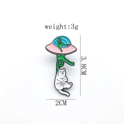 Alien and cat pin - Close Up | Pinky Promise