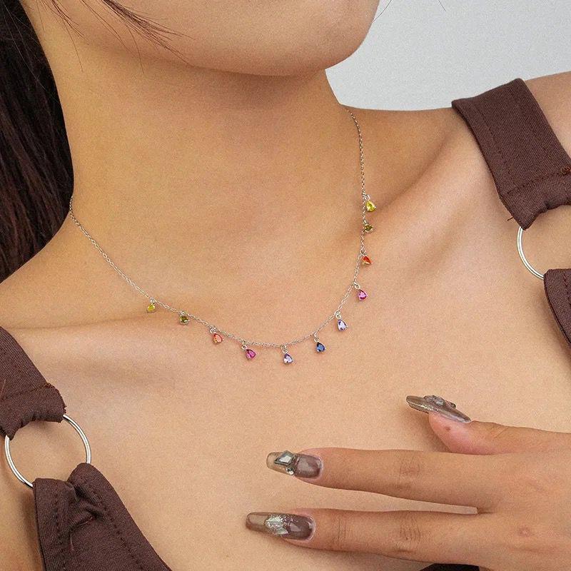 Dangling colorful necklace - Close Up | Pinky Promise