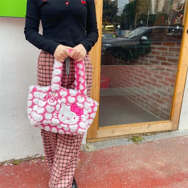 Hello kitty fuzzy hand bag - Photo 5 | Pinky Promise