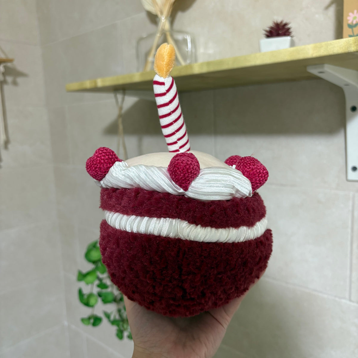 Red velvet birthday cake plush toy - 18 cm - Photo 4 | Pinky Promise